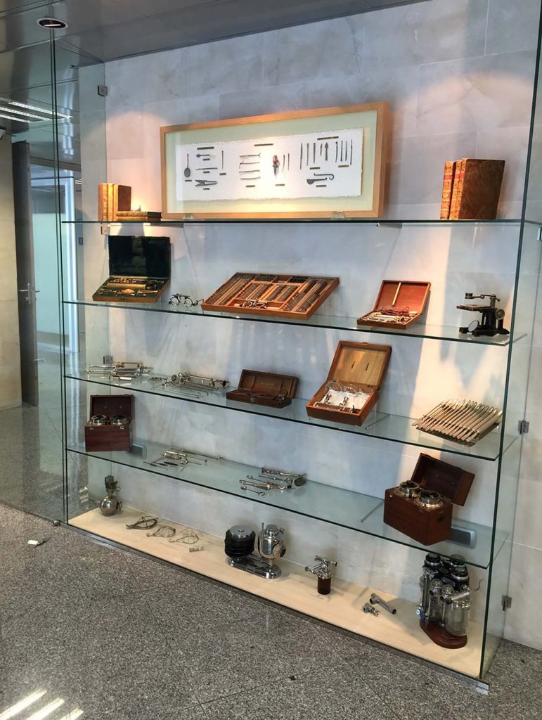 Vitrina-Instrumentos-Médicos-Clínica-Rotger-Hospital-Mallorca