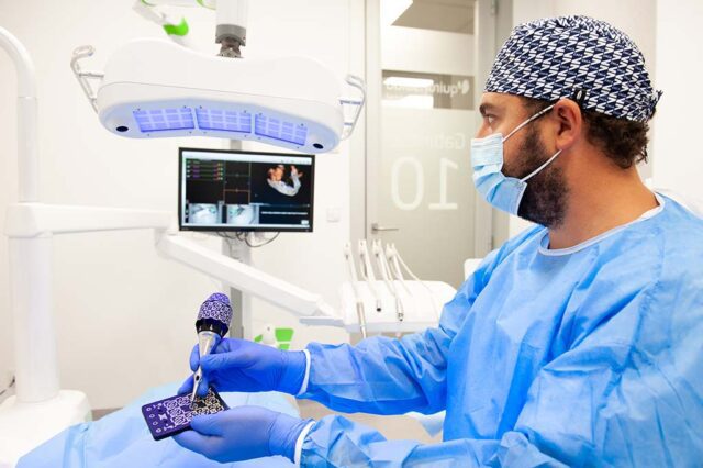 Cirugía guiada para la colocación de implantes en Quirónsalud Dental