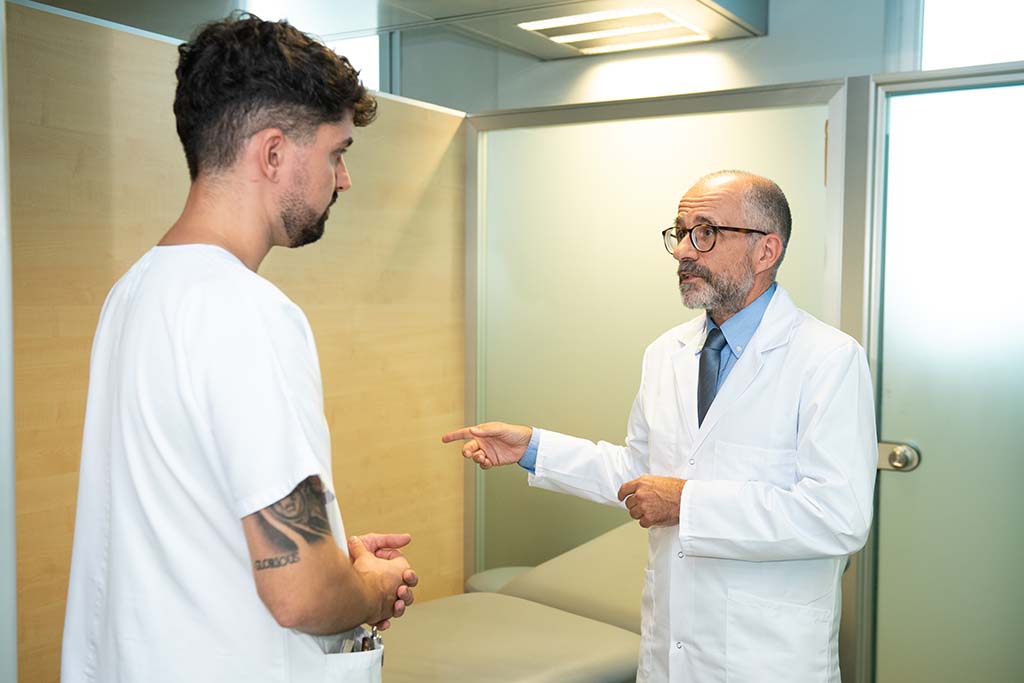 El doctor Mario Gestoso, coordina procesos con el Servicio de Rehabilitación