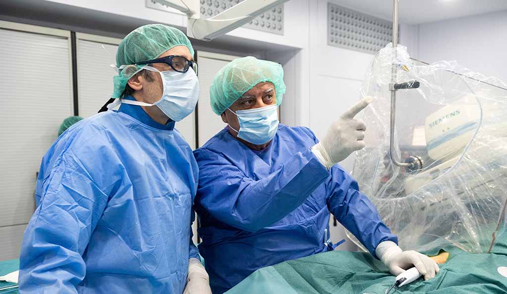 El Dr-Brugada-con-su-equipo-Clínica-Rotger